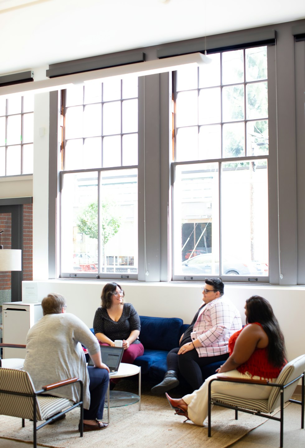 Diverse professionals die samenwerken in een moderne kantoorlounge.